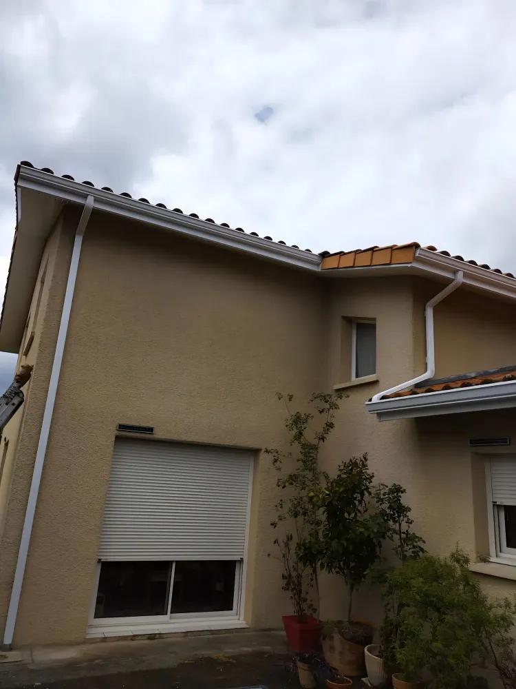 Spécialiste de la pose de gouttières à Saint-Laurent-Médoc webp
